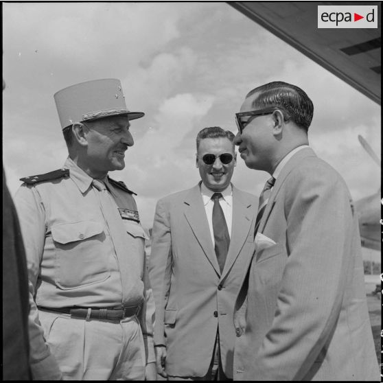 Le général de Berchoux et Pham Van Binh, nouveau gouverneur du Nord-Vietnam, à l'arrivée de ce dernier à Hanoï.