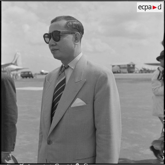 Pham Van Binh, nouveau gouverneur du Nord-Vietnam, à son arrivée à Hanoï.