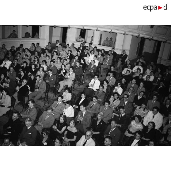 Applaudissements des spectateurs lors d'une représentation au théâtre municipal d'Hanoï.