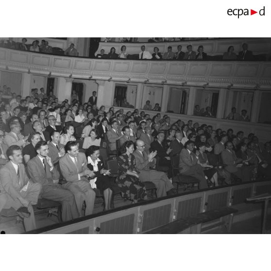 Applaudissements des spectateurs lors d'une représentation au théâtre municipal d'Hanoï.