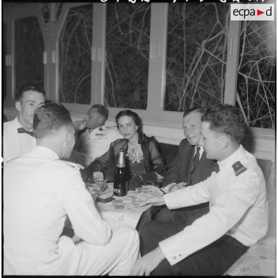 Des officiers et une femme au bal annuel de la Croix-Rouge.