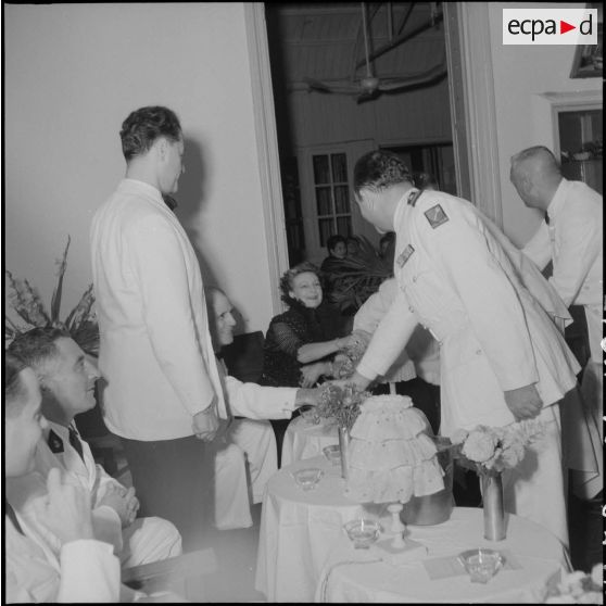 Des hommes viennet saluer le général Raoul Salan et Lucienne Salan au cours du bal annuel de la Croix-Rouge.