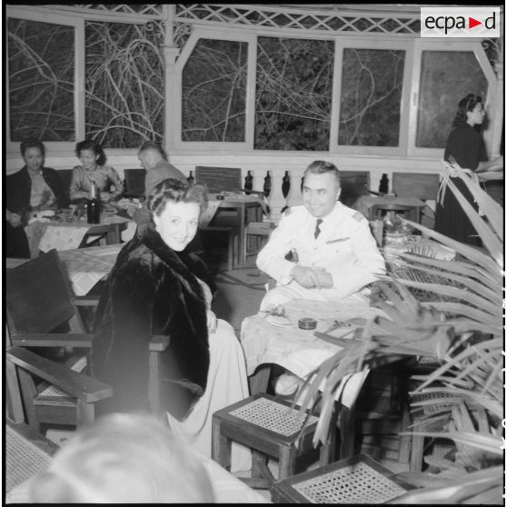 Une femme et un officier au bal annuel de la Croix-Rouge.