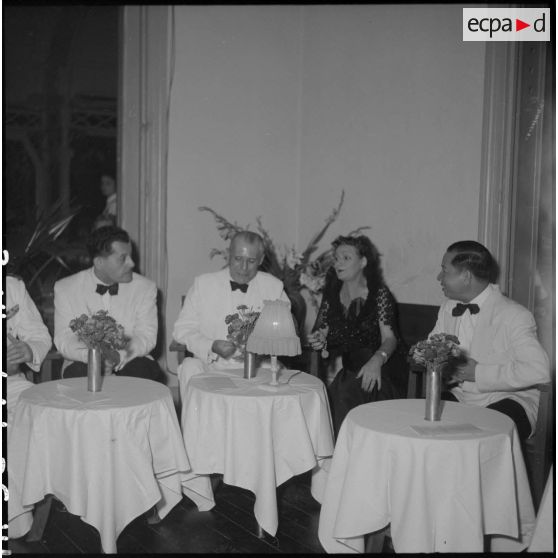 Le général Raoul Salan, Lucienne Salan et M. Pham Van Binh au bal annuel de la Croix-Rouge.