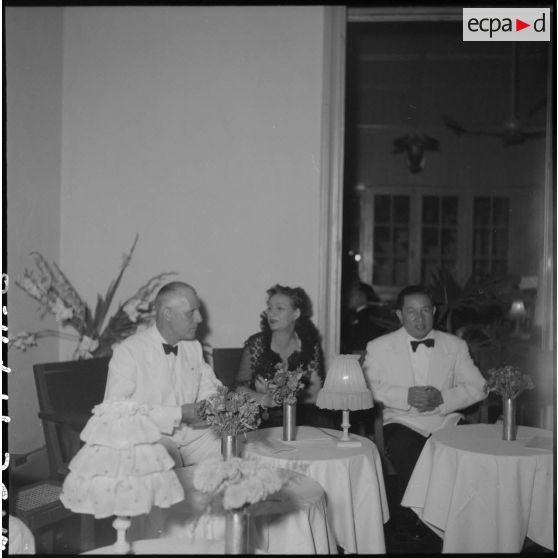 Le général Raoul Salan, Lucienne Salan et M. Pham Van Binh au bal annuel de la Croix-Rouge.