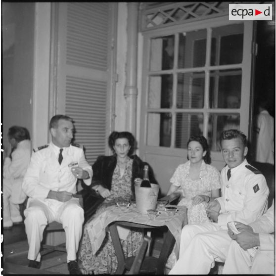 Personnes participant au bal annuel de la Croix-Rouge.