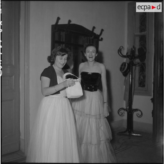 Deux femmes, en tenue de soirée, au bal annuel de la Croix-Rouge.