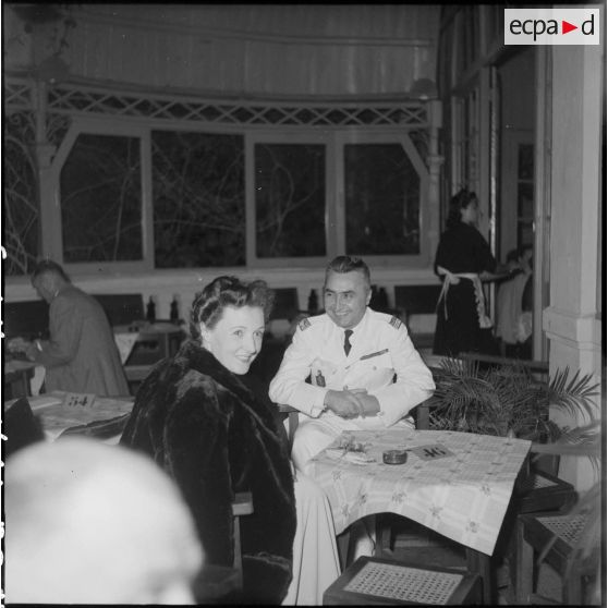 Une femme et un officier au bal annuel de la Croix-Rouge.