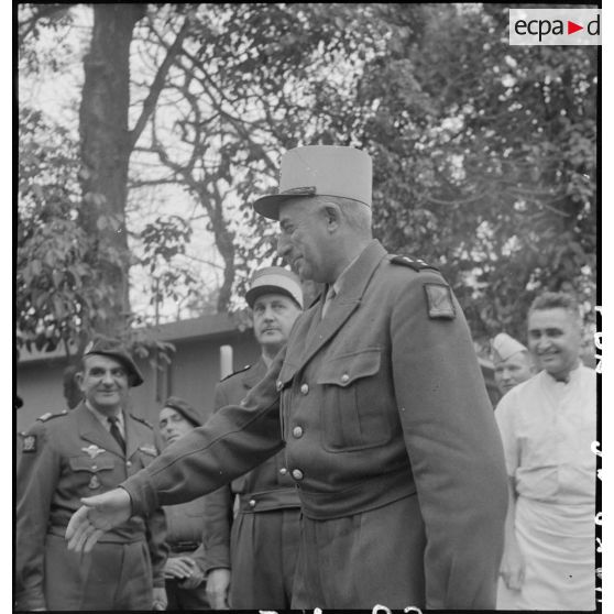 Arrivée du général de Linarès à l'hôpital Lanessan à Hanoï pour une remise de décorations.