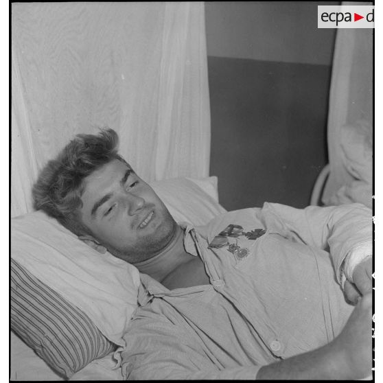 Portrait d'un sergent de la 2e BEP (bataillon étranger parachutistes) d'Autriche sur un lit d'hôpital.