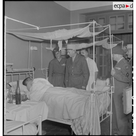 Le général de Linarès au chevet d'un lieutenant de la 3e CCT (compagnie de commandemant et de transmission) à l'hôpital Lanessan à Hanoï.