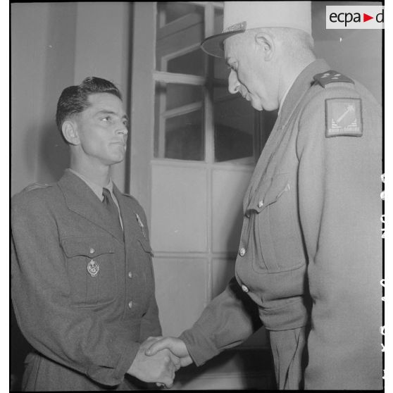 Le général de Linarès serre la main d'un sergent-chef du 1er bataillon du 5e REI (régiment étranger d'infanterie) à l'hôpital Lanessan à Hanoï.