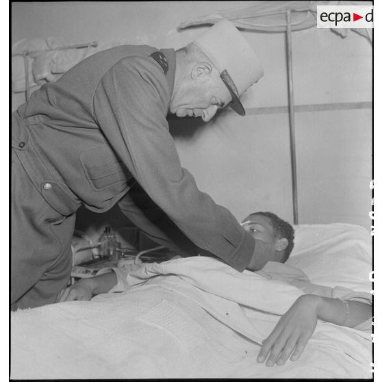 Un médecin lieutenant de la 3/13e DBLE (demi-brigade de Légion étrangère) est décoré par le général de Linarès à l'hôpital Lanessan à Hanoï.