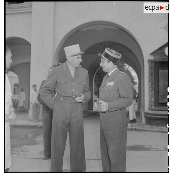 Le général de Linarès et un lieutenant-colonel devant l'hôpital Lanessan à Hanoï.