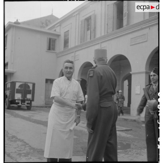 Le général de Linarès et un infirmier devant l'hôpital Lanessan à Hanoï.