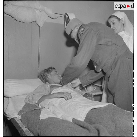 Décoration d'un sergent de la 3e BCEO (brigade de cavalerie d'Extrême-Orient) par le général de Linarès à l'hôpital Lanessan à Hanoï.