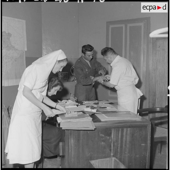 Un soldat en consulation à l'hôpital Lanessan.