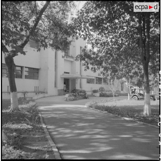 Entrée d'un bâtiment de l'hôpital militaire Lanessan.