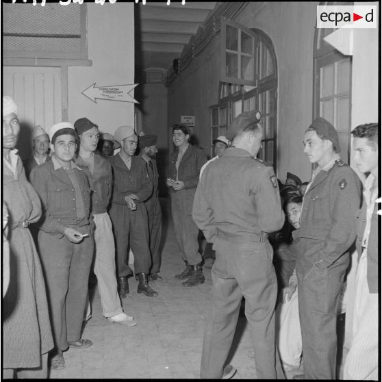 Militaires dans les couloirs de l'hôpital Lanessan.