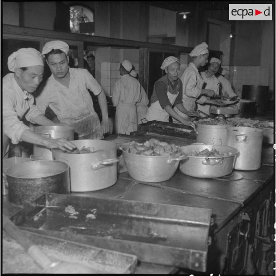 Cuisiniers aux fourneaux à l'hôpital militaire Lanessan.