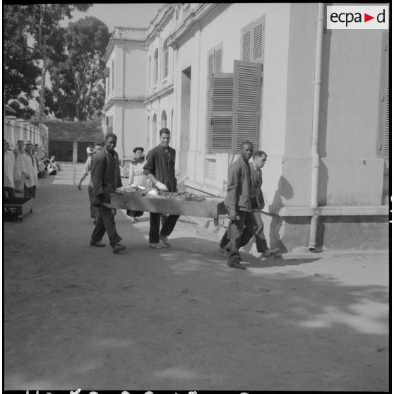 Transport de nourriture et d'ustensile de cuisine à l'hôpital militaire Lanessan.