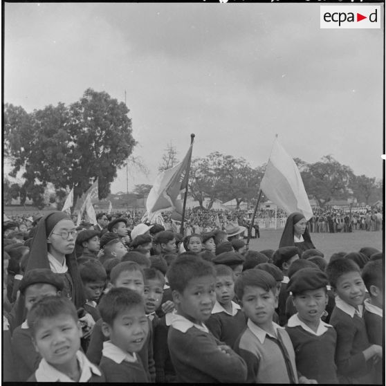 Groupe de jeunes garçons des écoles chrétiennes lors d'une grande réunion des élèves catholiques au stade Mangin.