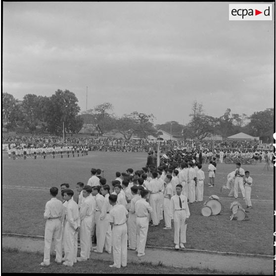 Groupe de jeunes hommes de l'institution sainte Marie lors d'une grande réunion des élèves catholiques au stade Mangin.