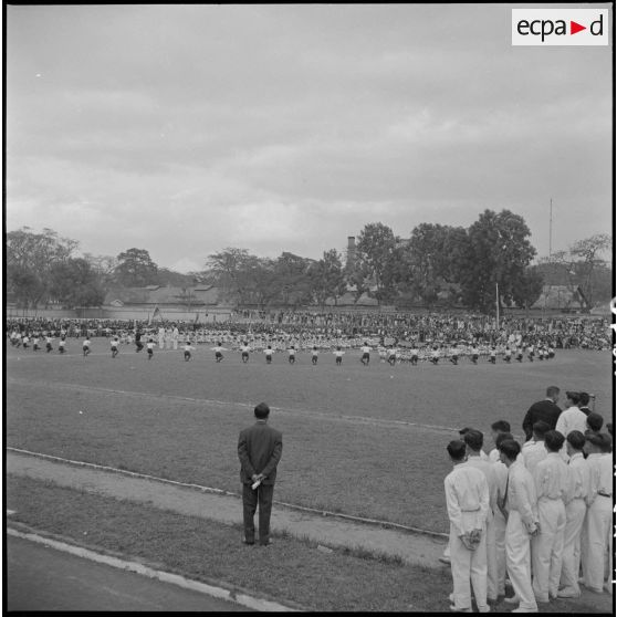 Spectacle des élèves des écoles chrétiennes et des formations scoutes lors d'une grande réunion des élèves catholiques au stade Mangin.