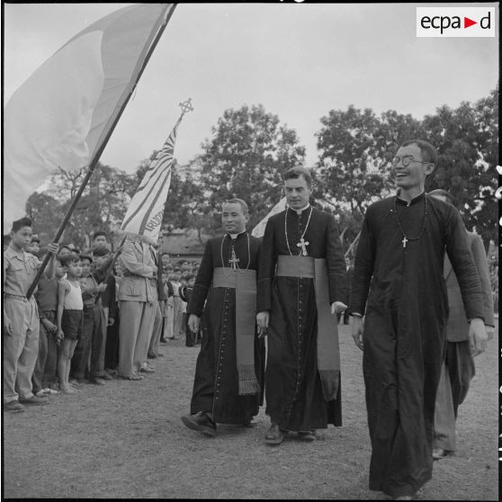 Arrivée au stade Mangin de Mgr Dooley, délégué apostolique pour l'Indochine et la Thaïlande, lors de la grande réunion des élèves catholiques.