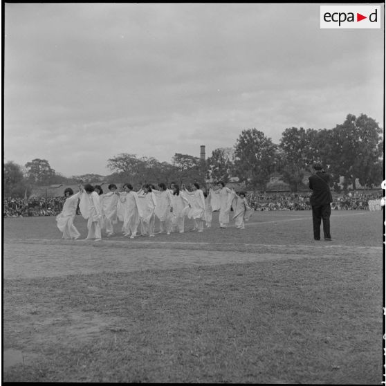 Jeunes filles de l'institution Sainte Marie lors d'une grande réunion des élèves catholiques au stade Mangin.