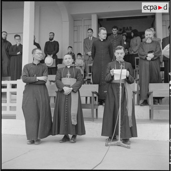 Dicours de Mgr Dooley à l'adresse de la grande famille des chrétiens d'Indochine,  lors de la grande réunion des élèves catholiques au stade Mangin.