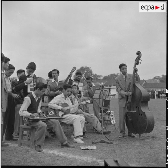 L'orchestre étudiant des écoles chétiennes d'Hanoï  lors d'une grande réunion des élèves catholiques au stade Mangin.