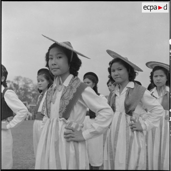 Portrait  de jeunes filles de l'institution Sainte Marie lors d'une grande réunion des élèves catholiques au stade Mangin.