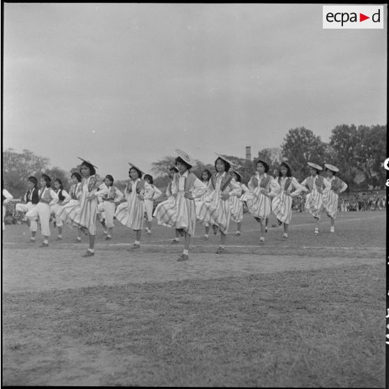 Jeunes filles de l'institution Sainte Marie lors d'une grande réunion des élèves catholiques au stade Mangin.