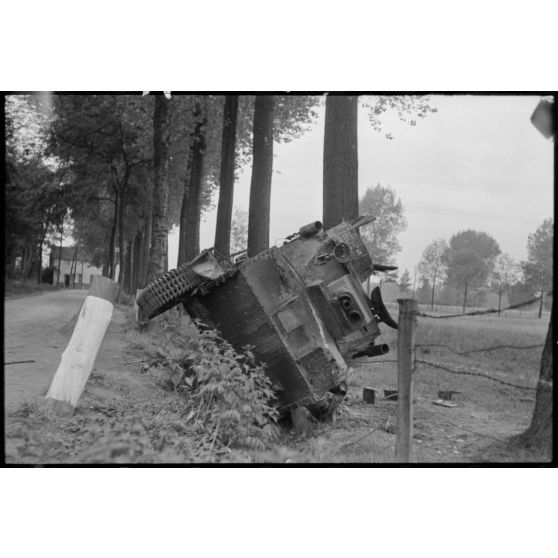 La carcasse d'un char léger de reconnaissance Mark VIB d'origine britannique témoigne de l'échec de la contre-offensive de la Frankforce de la BEF (British expeditionary force).