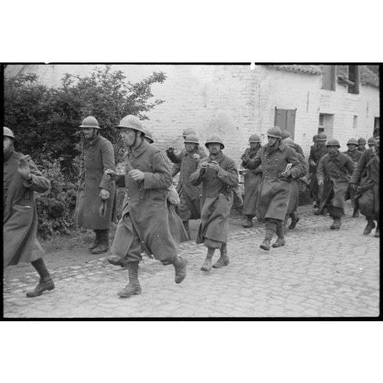 A Thulin, entre Mons et Valenciennes, le village vient d'être capturé, des prisonniers français dans la rue Brouta.