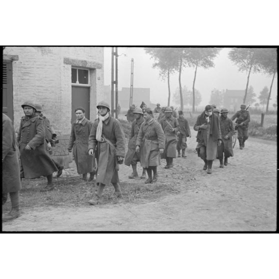 A  Thulin (Belgique, entre Mons et Valenciennes), la colonne de prisonniers français emprunte la rue Brouta.