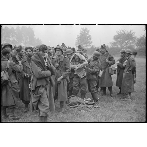 A Thulin, entre Mons et Valenciennes, un groupe de prisonniers français est rassemblé à l'extérieur de la ville, des blessés légers sont soignés.