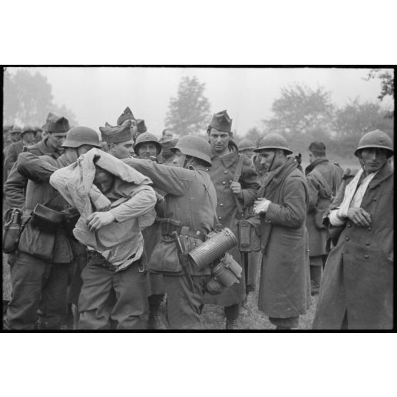 A Thulin, entre Mons et Valenciennes, un groupe de prisonniers français est rassemblé à l'extérieur de la ville, des blessés légers sont soignés.