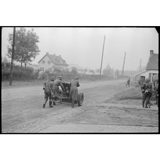 En Belgique, dans le village de Thulin, entre Mons et Valenciennes, les fantassins allemands du 469 I.R (Infanterie Regiment) vont mettre en batterie un canon antichar de 3,7 cm PaK 36/37.