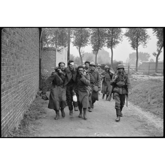 A Thulin, entre les rues du Calvaire et Victor Delporte, des prisonniers français quittent le village sous l'escorte de fantassins allemands.