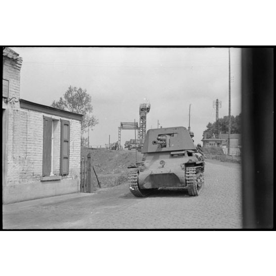 En Belgique, des chasseurs de chars Panzerjäger-I du 570e bataillon de chasseurs de chars (Panzerjäger-Abteilung.570).