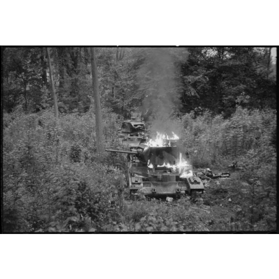 Dans le secteur d'Arras, des blindés britanniques Matilda du 7th Royal Tank Regiment dont l'un brûle encore, sont les témoins de la tentative de contre-attaque sur le flanc allemand de la "Frankforce" de la BEF (British expeditionary force).