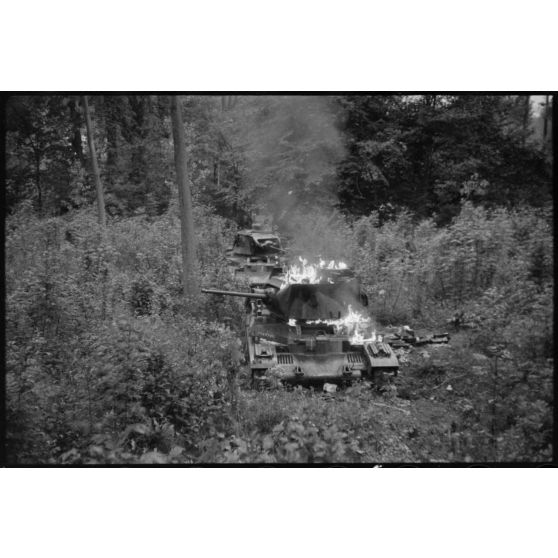 Dans le secteur d'Arras, des blindés britanniques Matilda du 7th Royal Tank Regiment dont l'un brûle encore, sont les témoins de la tentative de contre-attaque sur le flanc allemand de la "Frankforce" de la BEF (British expeditionary force).