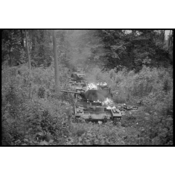 Dans le secteur d'Arras, des blindés britanniques Matilda du 7th Royal Tank Regiment dont l'un brûle encore, sont les témoins de la tentative de contre-attaque sur le flanc allemand de la "Frankforce" de la BEF (British expeditionary force).