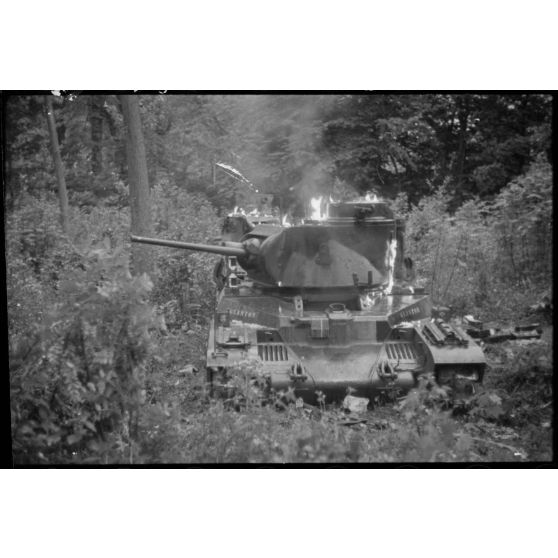 Dans le secteur d'Arras, des blindés britanniques Matilda du 7th Royal Tank Regiment dont l'un brûle encore, sont les témoins de la tentative de contre-attaque sur le flanc allemand de la "Frankforce" de la BEF (British expeditionary force).