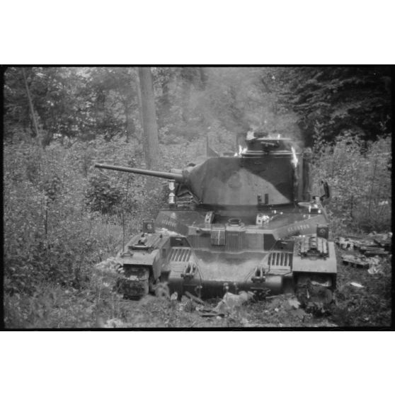 Dans le secteur d'Arras, des blindés britanniques Matilda du 7th Royal Tank Regiment dont l'un brûle encore, sont les témoins de la tentative de contre-attaque sur le flanc allemand de la "Frankforce" de la BEF (British expeditionary force).