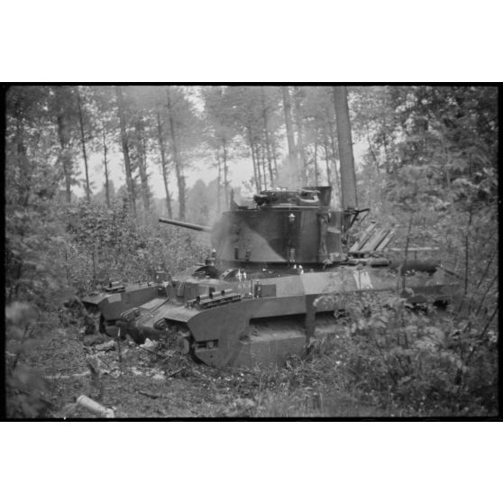 Dans le secteur d'Arras, des blindés britanniques Matilda du 7th Royal Tank Regiment dont l'un brûle encore, sont les témoins de la tentative de contre-attaque sur le flanc allemand de la "Frankforce" de la BEF (British expeditionary force).