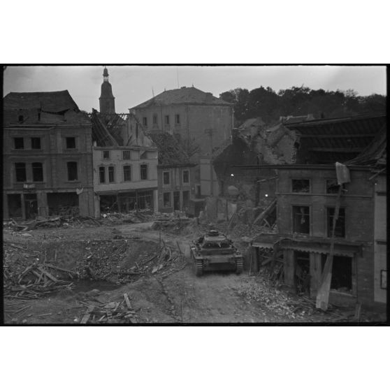 A Perwez en Brabant (Belgique), à l'issue de la bataille de France, un blindé Panzer-III de la 4e division blindée allemande (4.Panzer-Division) parade dans les rues de la ville pour les besoins de la propagande.