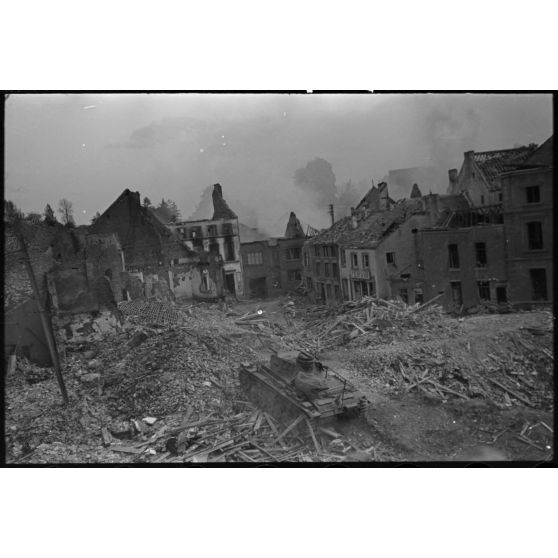 A Perwez en Brabant (Belgique), à l'issue de la bataille de France, un blindé Panzer-III de la 4e division blindée allemande (4.Panzer-Division) parade dans les rues de la ville pour les besoins de la propagande.